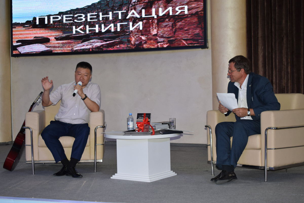 В Таразе презентовали книгу известного журналиста Михаила Те, посвященную 80-летию Жамбылской области