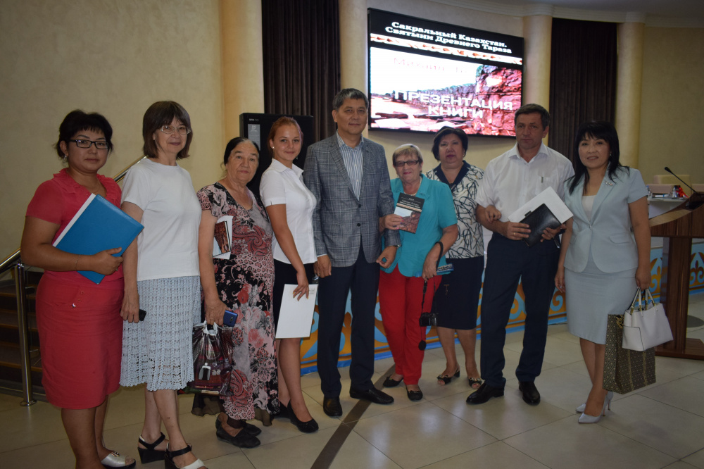 В Таразе презентовали книгу известного журналиста Михаила Те, посвященную 80-летию Жамбылской области