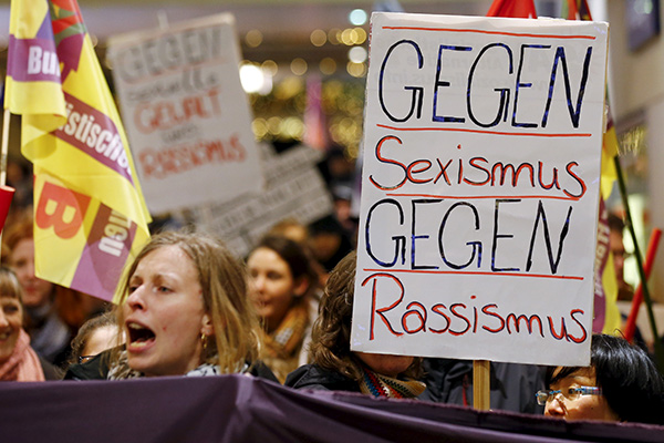 Женщины вышли на акцию протеста против насилия Фото: Wolfgang Rattay / Reuters