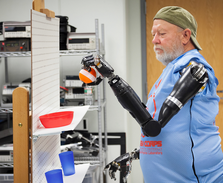 Ле Боуг екі қолынан да айырылған, ал қазір Джон Хопкинс университеті мамандарының арқасында екі роботтандырылған қолы бар (фото: jhuapl.edu)