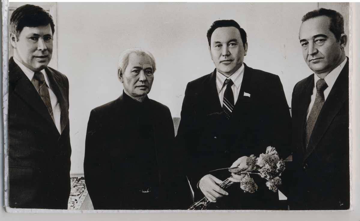 1980 жыл. Жазушы болашақ ҚР Президенті Нұрсұлтан Әбішұлы Назарбаевпен.