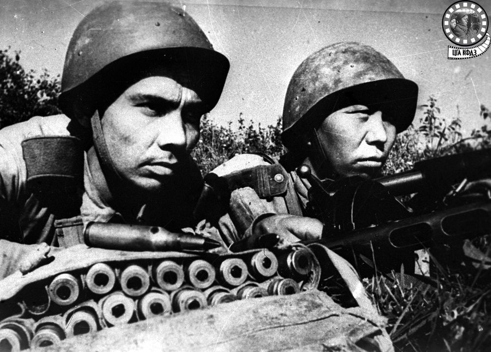 Мукушев В., сержант, награжденный орденом «Красной Звезды» (справа) и Вологжанин И. на огневой позиции
