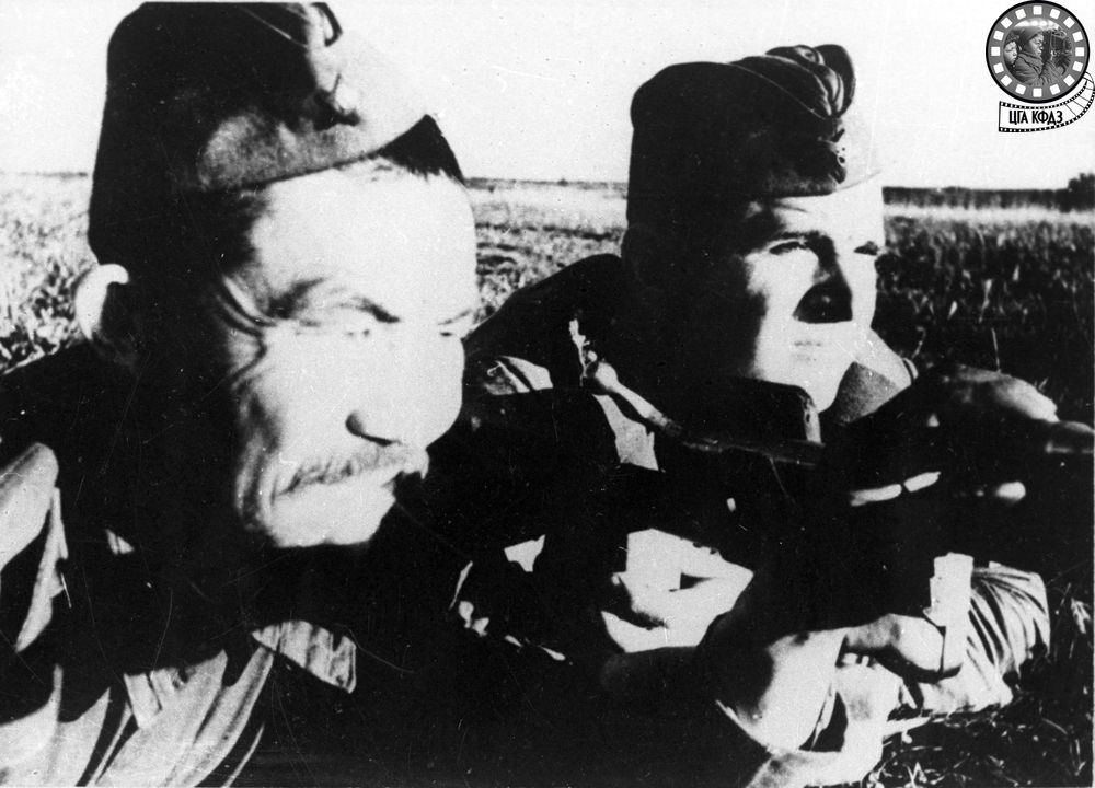 Воины Калининского фронта Байжанов Д. и Кобзарь И.на боевой позиции