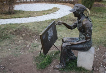 Подборка интересных скульптур столицы