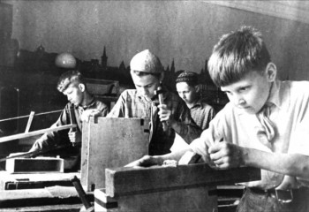 Школьники Астаны организовали концерт для тружеников тыла