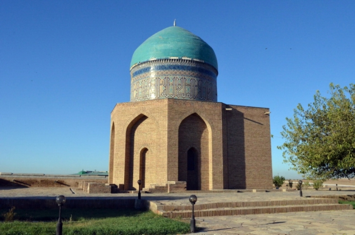 Мавзолей Рабии Султан Бегим - первый мавзолей, созданый мастерами Туркестана