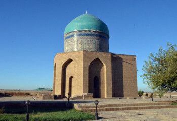 Мавзолей Рабии Султан Бегим - первый мавзолей, созданый мастерами Туркестана