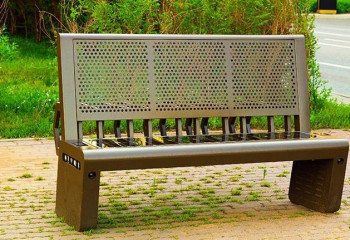 Наследие ЭКСПО: «умные» скамейки заряжают телефон