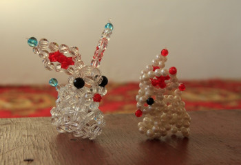 Бақайларымен кәдесый жасайтын ару