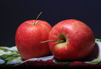 Алма мен сыр қосылған д​иеталық салат