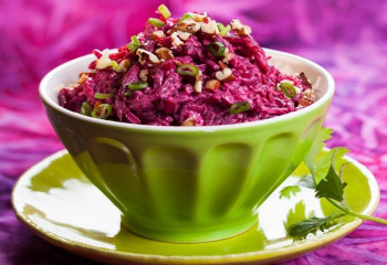 Алма мен жүгері қосылған салат