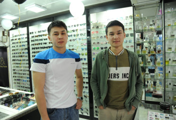 18 жасынан бастап бизнеспен айналысқан егіздер