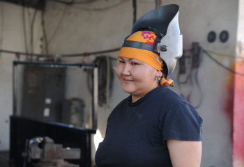 Дәнекерлеуші әйел 