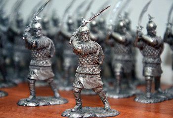 Қалайыдан қазақ батырларының мүсінін құятын шебер