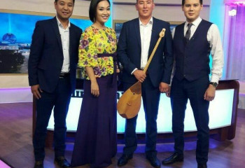 Айдалада ән салған Алмат