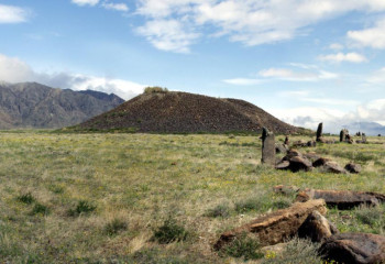 Алтын адам және Бесшатыр қорғаны