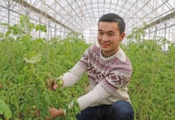 Жылы жерде отыратын жігіт