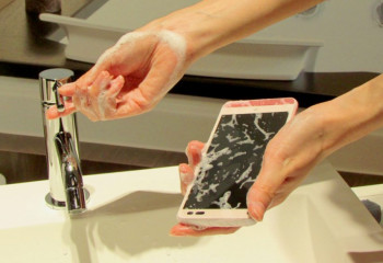 Сабынмен жууға арналған смартфон барын білесің бе?