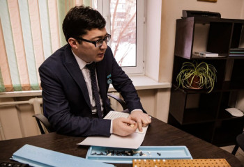 Зағип жандар үшін кітапханаға жол ашқан