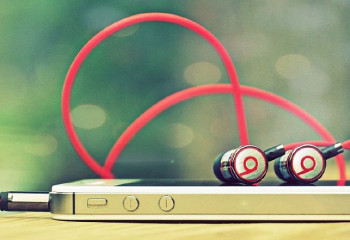 How to clean earphones properly? 