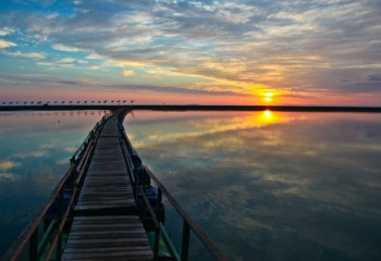 Тоқта баурайындағы тұнық көл