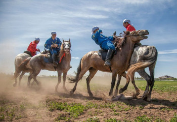 Ат үстіндегі адуынды ойын