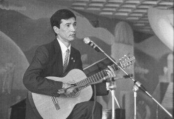 Тасмағамбетов сыйға тартқан гитара 