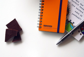 Билік пен халық  ортасында жүретін мамандық иелері