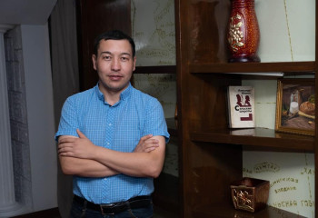 Ым-ишара тілінде сөйлейтіндер қызмет көрсетеді