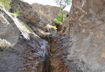 «Жылаған ата» үңгірі мен бұлағы