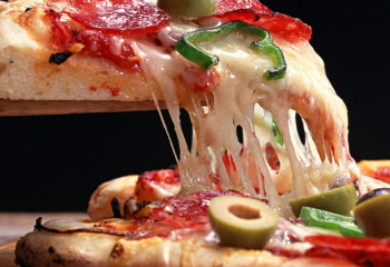 Жылдам әзірлеуге болатын 3 пицца 