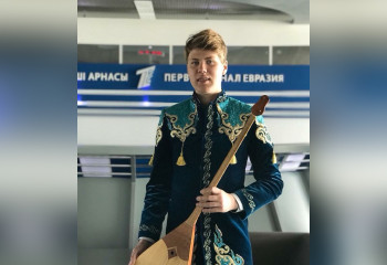 Маэстро Лодочников — виртуоз игры … на домбре