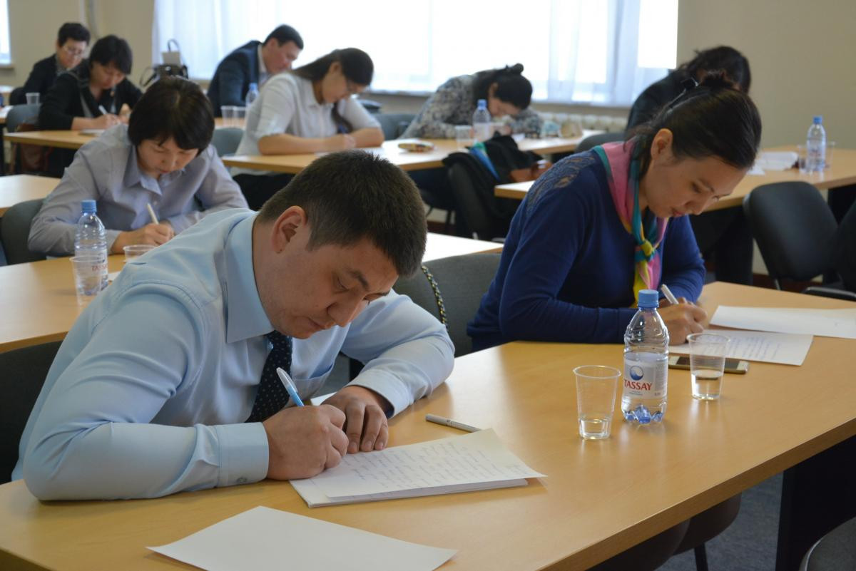 Теперь учителя смогут сдавать тесты на уйгурском, узбекском и таджикском языках