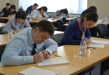 Теперь учителя смогут сдавать тесты на уйгурском, узбекском и таджикском языках