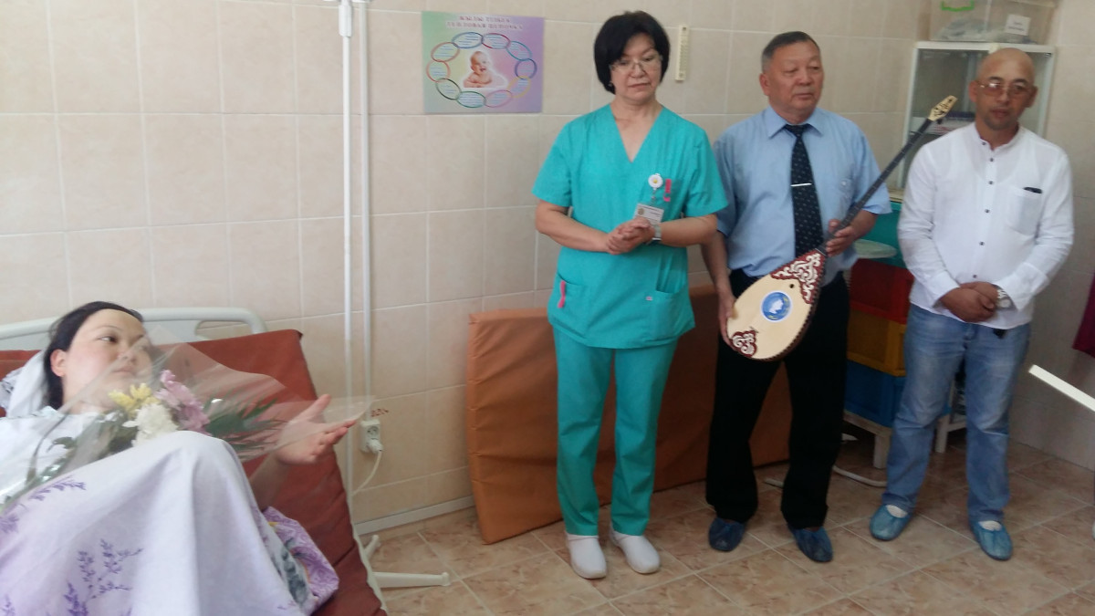 В Актауском перинатальном центре АНК МО поздравили новорожденных с днем Домбры