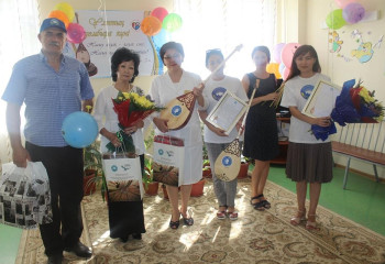 Новорожденным в Мангистауской области подарили домбру