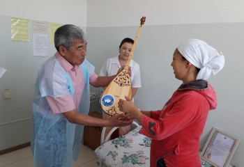 В Бейнеу поздравили новорожденных с Днем домбры