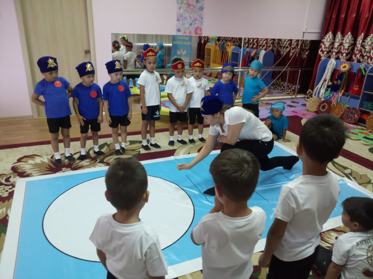 В Атырау воспитанники детских садов состязались в казахских национальных играх
