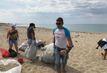 В Актау члены АНК приняли участие в экологическом субботнике