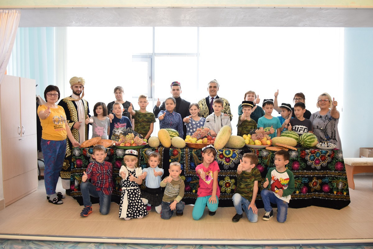 Полтонны фруктов подарила таджикско-узбекская община костанайским детям