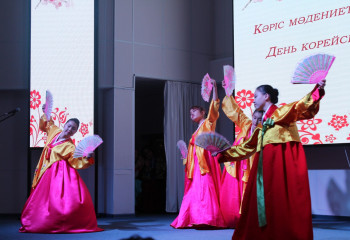 В УРАЛЬСКЕ ПРАЗДНИК КОРЕЙСКОЙ КУЛЬТУРЫ ОТМЕТИЛИ ВЫСТАВКОЙ КНИГ И НАЦИОНАЛЬНЫХ БЛЮД, ТАНЦАМИ И ОБРЯДАМИ