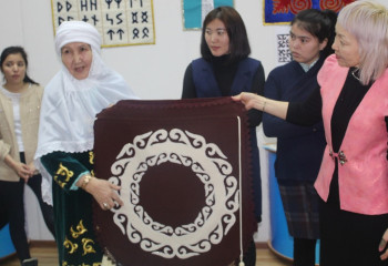 Статья Президента натолкнула кокшетаускую рукодельницу презентовать выставку на историческую тему