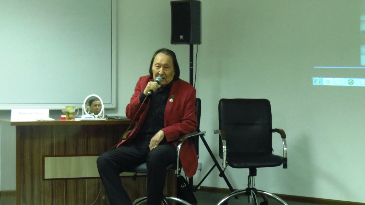 Общественность Тараза встретилась с поэтом-песенником Хамитом Мамбетовым