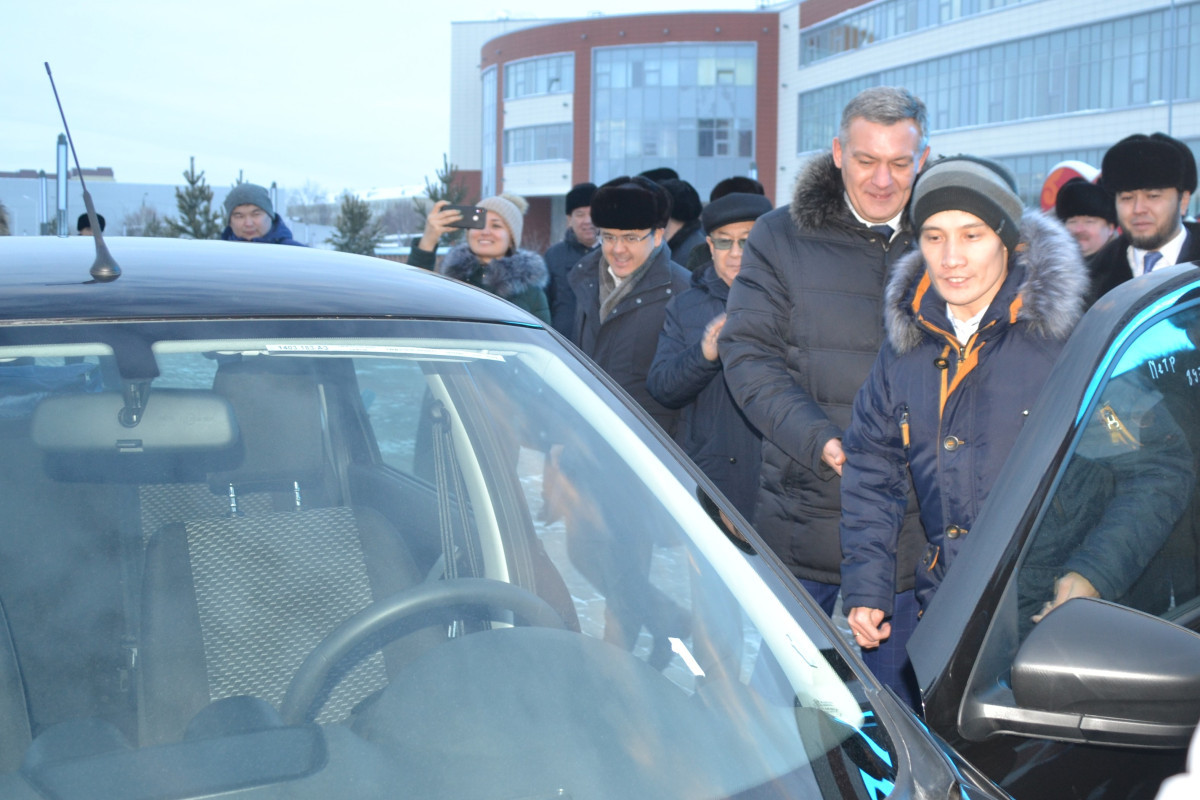 Заместитель Председателя АНК Л. Прокопенко вручил ключи от автомобиля автору соцпроекта «Равная дорога»
