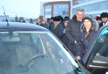 Заместитель Председателя АНК Л. Прокопенко вручил ключи от автомобиля автору соцпроекта «Равная дорога»