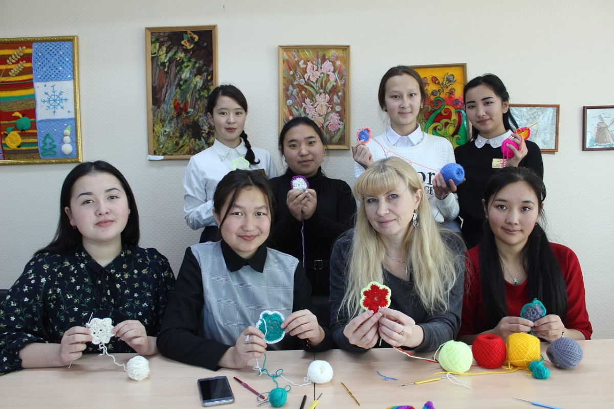 Студентки кокшетауского педколледжа учились новым приемам ручного вязания