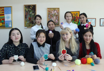 Студентки кокшетауского педколледжа учились новым приемам ручного вязания