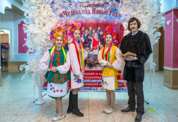 Костанайские зрители увидели первый новогодний народный мюзикл в постановке этнокультурных ансамблей