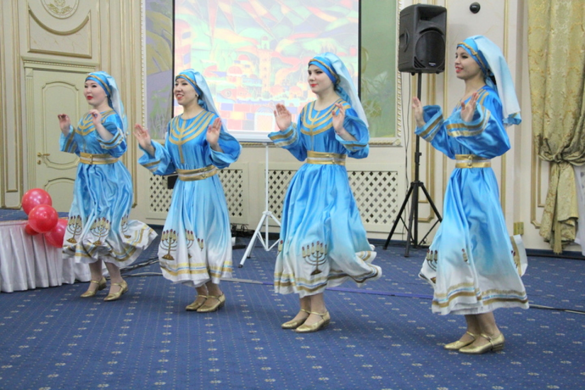 В Павлодаре традиционным зажжением священного огня евреи отметили Хануку -  праздник чуда и победы добра над злом