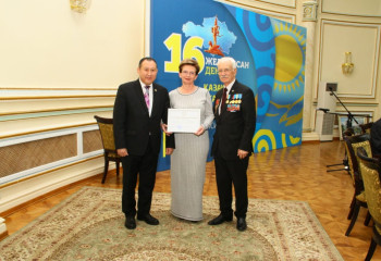 В Алматы членам АНК вручили награды